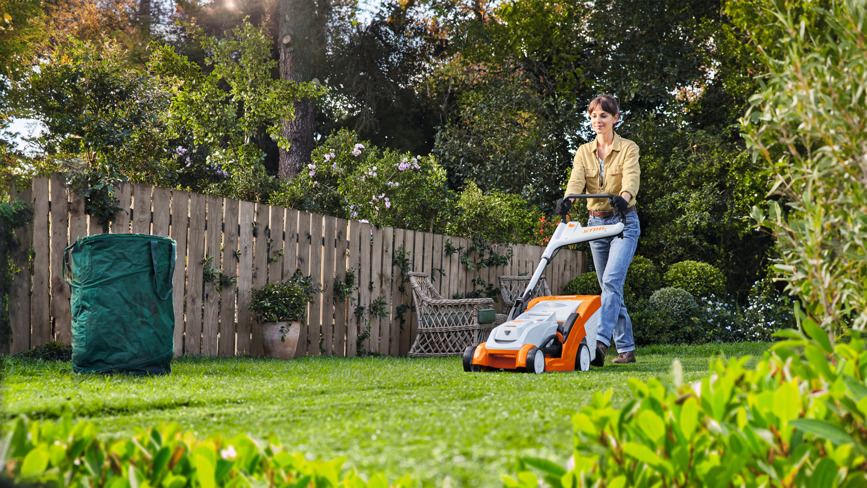 Žena kosi travnjak STIHL baterijskom kosilicom RMA 239 C