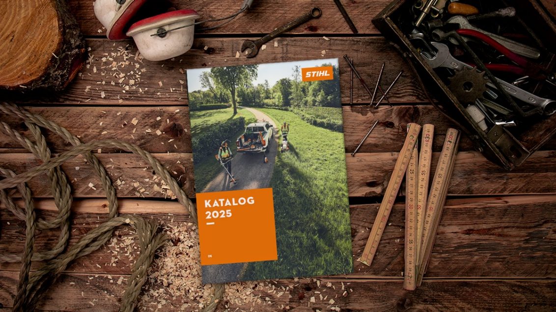 Katalog STIHL proizvoda za 2025. godinu na drvenom stolu